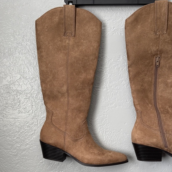 Elegant Tan Heeled Boots - Picture 5 of 13